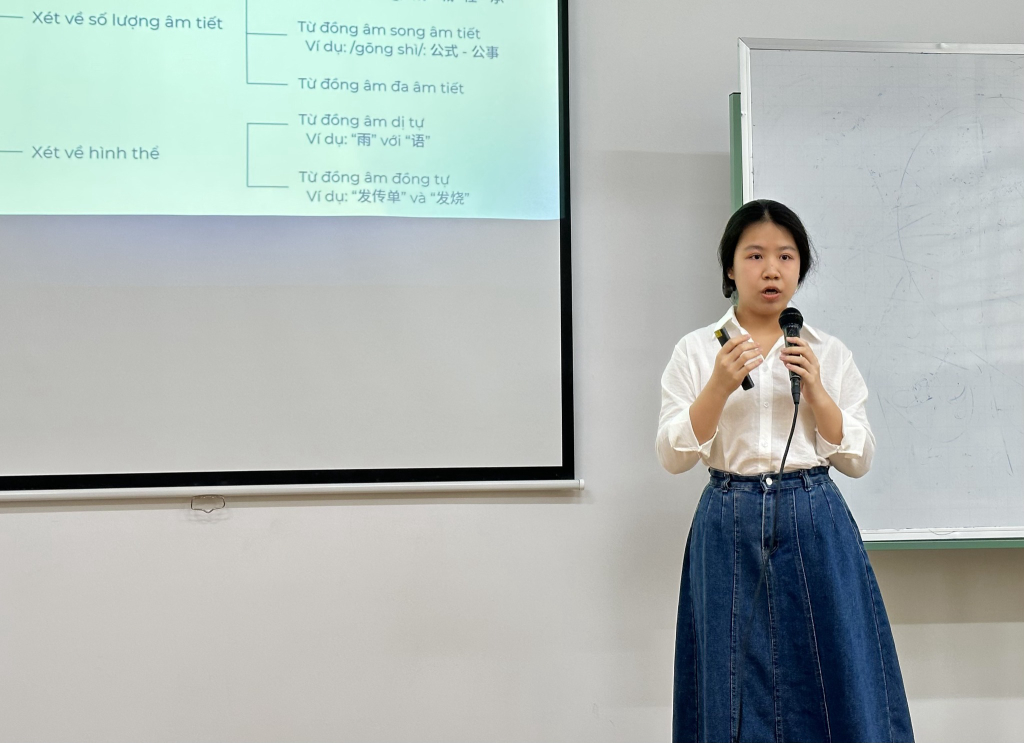 Sinh viên trình bày đề tài nghiên cứu khoa học tại Trung tâm Đào tạo Quốc tế - Ảnh: CENTER FOR INTERNATIONAL EDUCATION