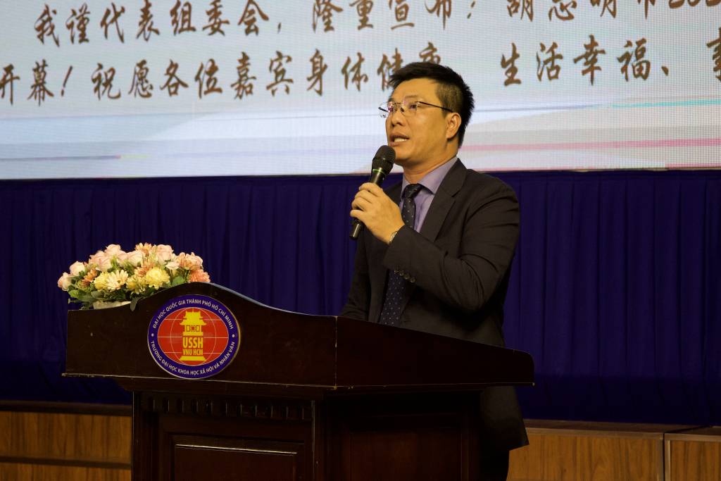 PGS.TS Lưu Văn Quyết cho rằng ngôn ngữ không chỉ dừng lại ở vai trò là một công cụ giao tiếp, mà còn gắn liền với khả năng tiếp cận tri thức - Ảnh: PHƯỚC AN