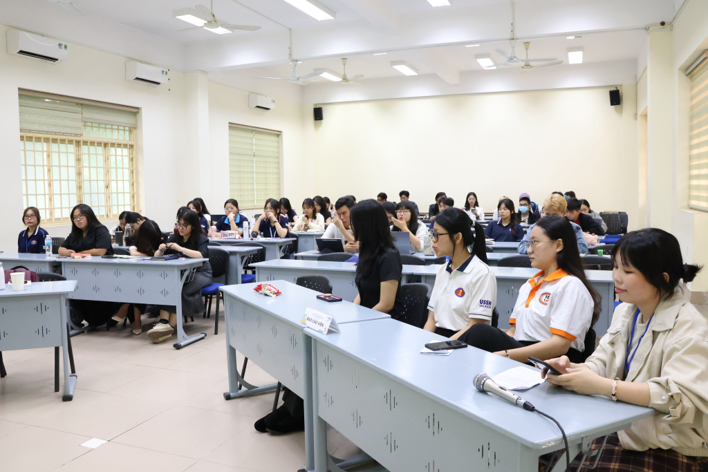 Đông đảo sinh viên tham dự tại các phòng tiểu ban - Ảnh: THÚY QUỲNH