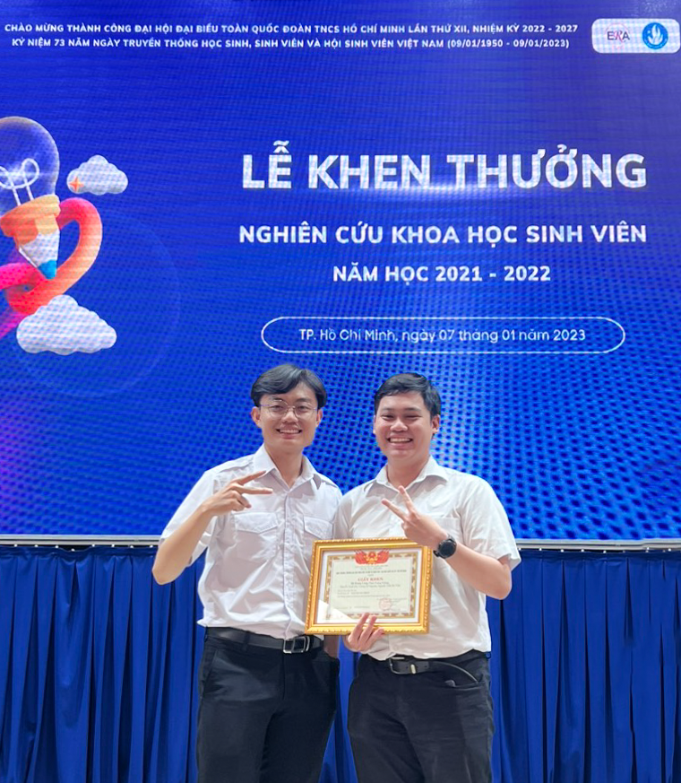 Nguyễn Trần Bá Toàn đạt được giải Khuyến khích cuộc thi Nghiên cứu khoa học sinh viên cấp trường - Ảnh:  NVCC