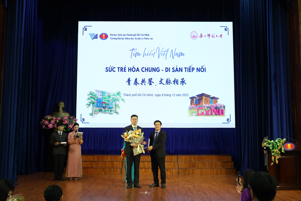 PGS.TS Lưu Văn Quyết tặng hoa cho ông Phàm Văn Cát, thể hiện tình hữu nghị và gắn kết trong Chương trình Giao lưu Hữu nghị - ẢNH: QUỲNH NHƯ