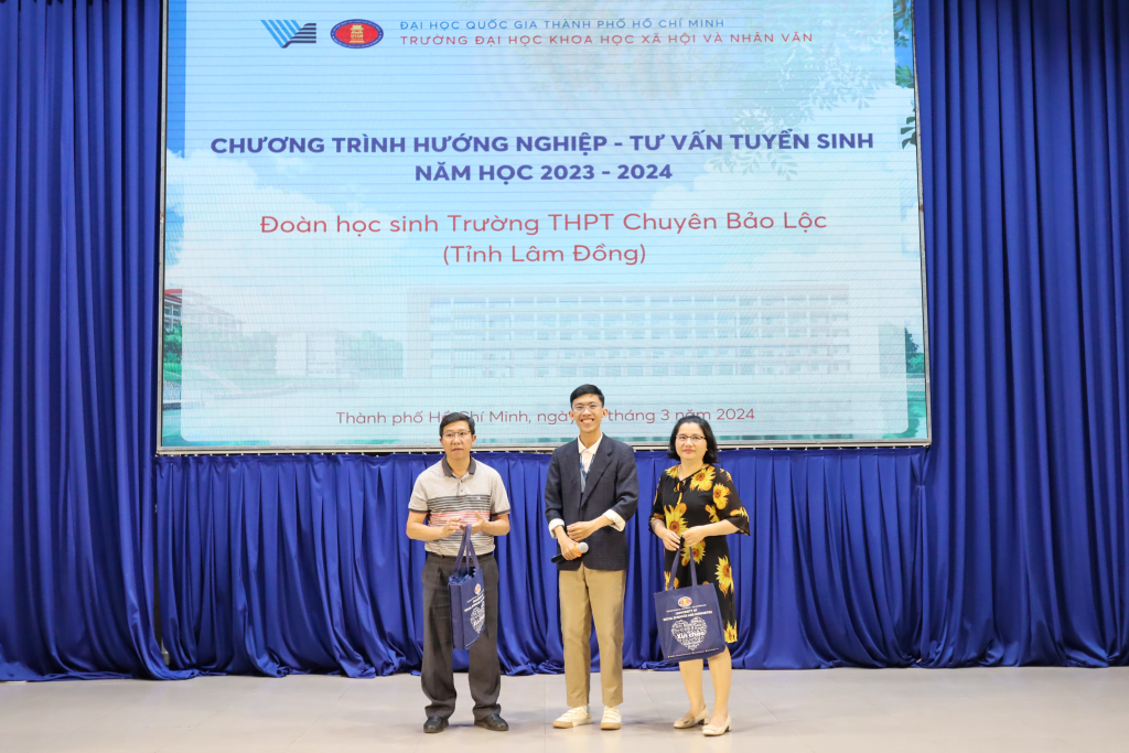 Ông Lê Thái Bão cung cấp thông tin về các ngành học cho đại diện trường THPT Chuyên Bảo Lộc cùng các bạn học sinh - Ảnh: Nhật Ánh