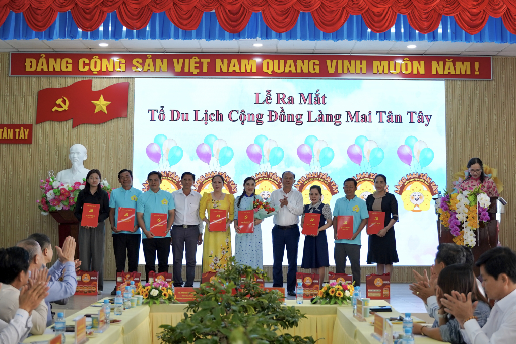 Lễ ra mắt Tổ du lịch cộng động Làng mai Tân Tây - Ảnh: KHÁNH MY