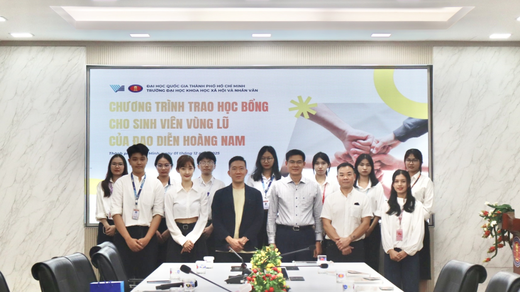 Đạo diễn Hoàng Nam trao 10 suất học bổng cho sinh viên Nhân văn chịu ảnh hưởng bởi thiên tai