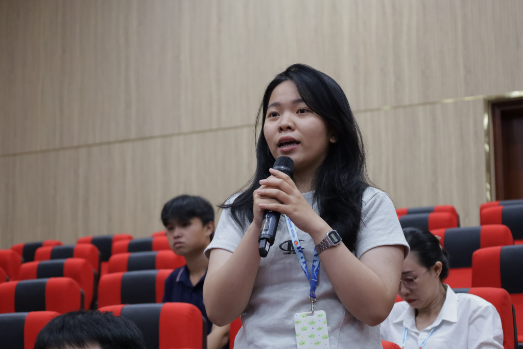 Sinh viên nêu thắc mắc và đề xuất một số kiến nghị với đại diện Nhà trường - Ảnh: QUỲNH NHƯ