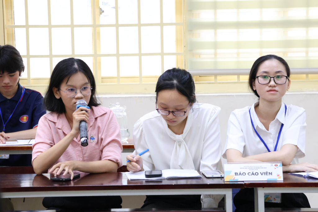 Sinh viên trình bày báo cáo nghiên cứu tại các phiên chính thức - Ảnh: THÚY QUỲNH 