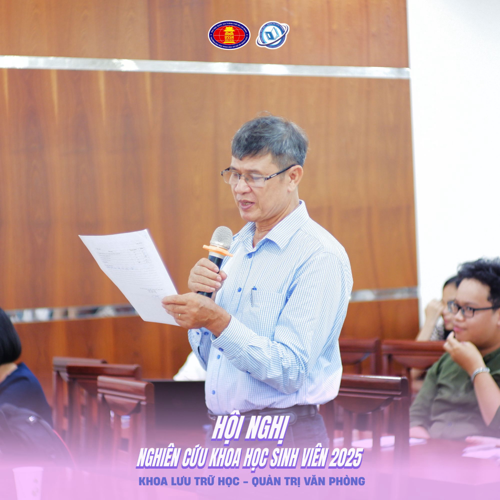 Giảng viên đưa ra phản biện về đề tài của nhóm sinh viên Khoa Lưu trữ học - Quản trị văn phòng - Ảnh: ĐOÀN - HỘI LƯU TRỮ HỌC - QUẢN TRỊ VĂN PHÒNG