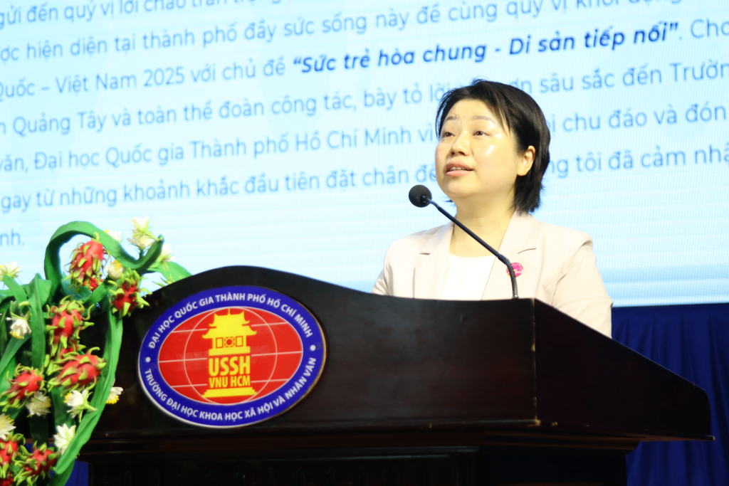 Bà Tưởng Lệ Lâm bày tỏ sự ấn tượng trước tinh thần năng động, thân thiện của sinh viên Việt Nam - ẢNH: KHÁNH BĂNG
