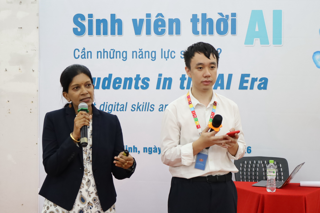 GS.TS Mega Subramaniam khẳng định vai trò cốt lõi của AI là để tăng cường hiệu suất và khả năng của con người chứ không phải để thay thế - Ảnh: THANH KHUÊ