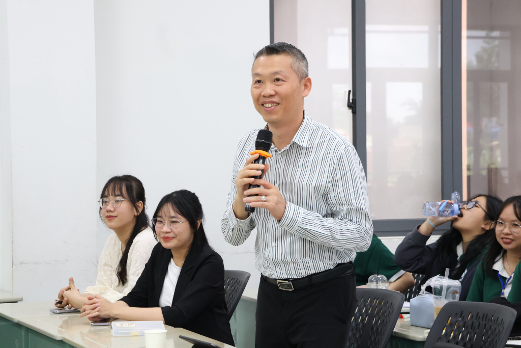 Hội đồng Ban giám khảo tại các tiểu ban - Ảnh: THÚY QUỲNH