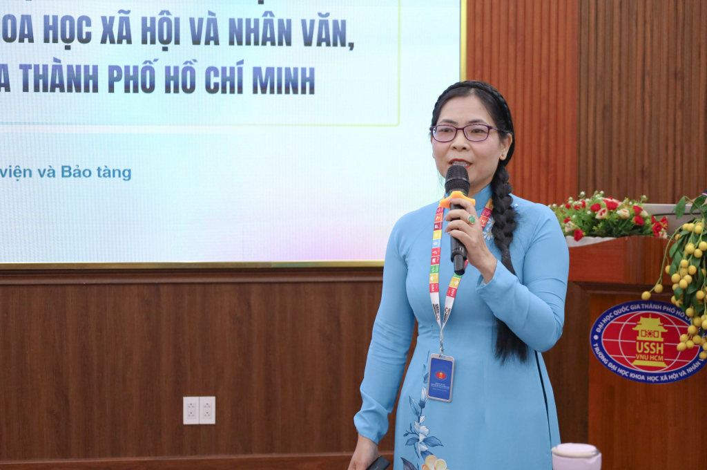 TS. Bùi Thu Hằng nhấn mạnh một trong những nhiệm vụ quan trọng của TTTT, TV &BT là phổ biến văn bản về sở hữu trí tuệ và văn bản nội bộ của nhà trường - Ảnh: MỸ NGÂN