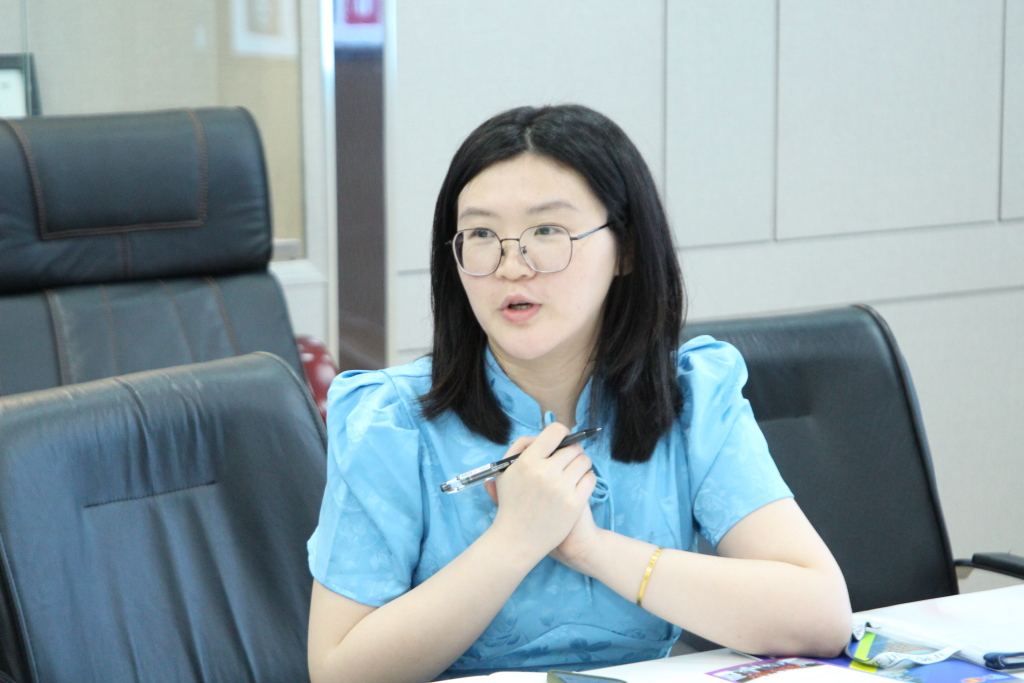 Bà LUO Jie chia sẻ thông tin về các cơ hội hỗ trợ học tập và nghiên cứu dành cho sinh viên quốc tế tại Trường Đại học Sư phạm Hồ Nam - Ảnh: YẾN NHI
