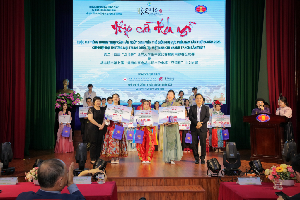 Các đại diện trao giải đến những gương mặt tiêu biểu của cuộc thi - Ảnh: LÝ NGUYÊN