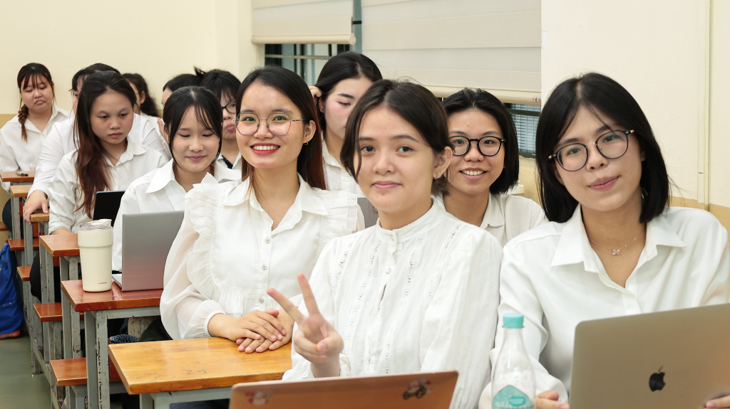 Nhóm sinh viên trước giờ bắt đầu phiên hội nghị Nghiên cứu Khoa học sinh viên Khoa Du lịch - Ảnh: MINH KHÔI