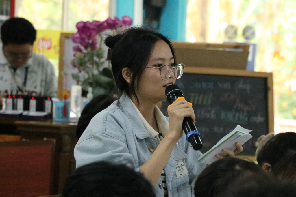 Người tham gia đặt câu hỏi về chính sách đa dạng và hòa hợp trong doanh nghiệp - Ảnh: Hoàng Phương