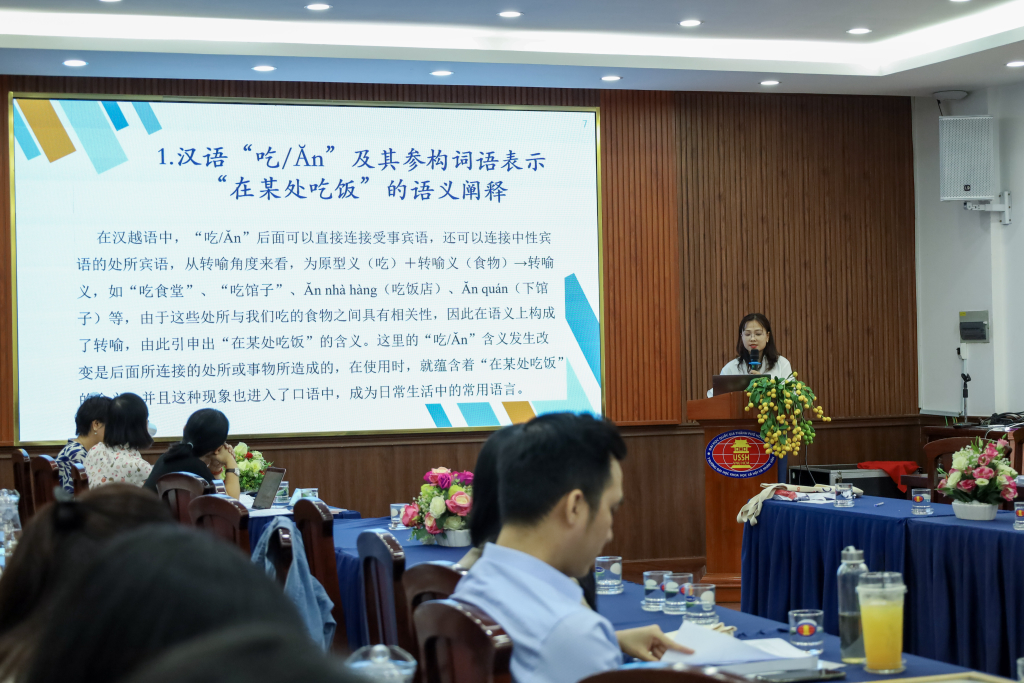 ThS. Hoàng Thiên Trang trình bày công trình đối chiếu mang đậm tính giao thoa ngôn ngữ của hai nước - Ảnh: QUỲNH NHƯ