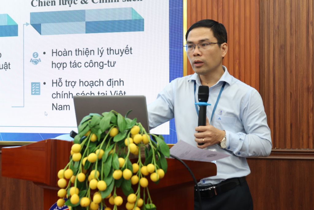 ThS. Nguyễn Văn Thỏa trình bày cơ sở lý luận về sự tham gia của doanh nghiệp tư nhân trong quá trình phát triển Chính phủ số - Ảnh: MINH THƯ