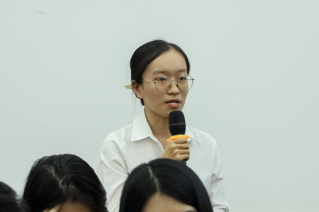 Sinh viên Nguyễn Huỳnh Kiều Giang, sinh viên năm 2, Khoa Ngữ Văn Trung Quốc đặt đặt câu hỏi cho tham luận của ThS. Dương Huệ Trân và TS. Lý Gia Yến - Ảnh: QUỲNH NHƯ