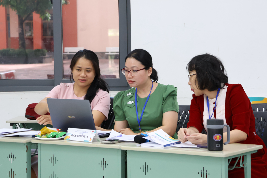 Hội đồng Ban giám khảo tại các tiểu ban - Ảnh: THÚY QUỲNH
