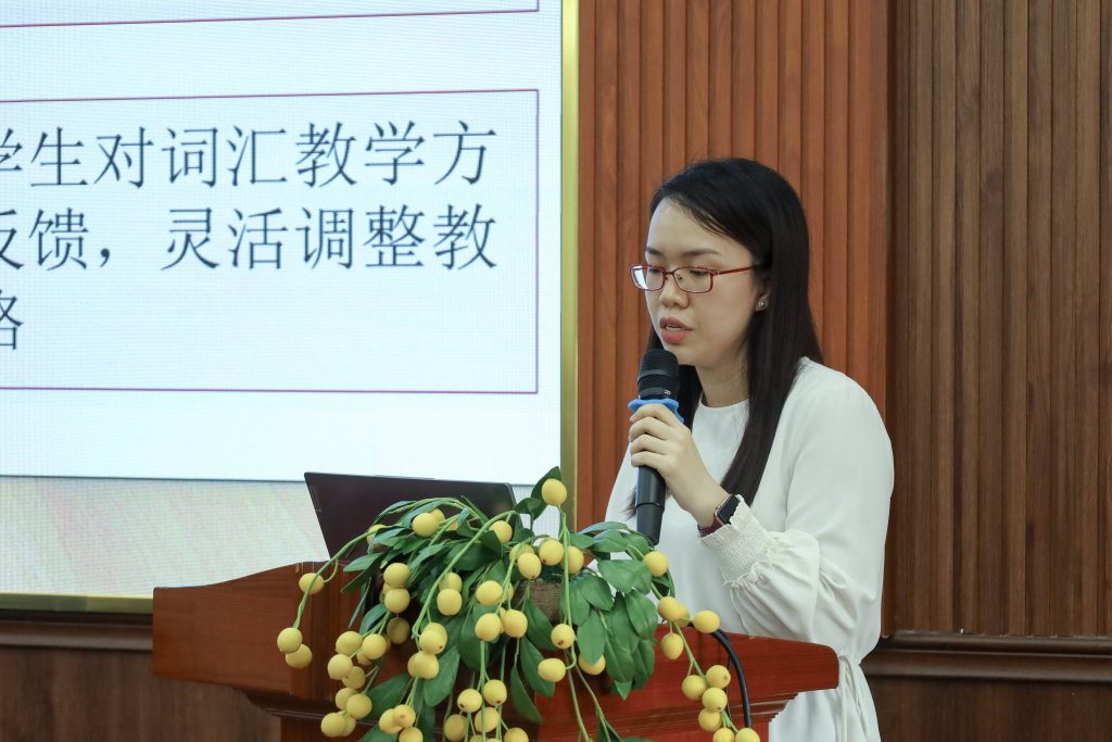 ThS. Dương Huệ Trân đưa ra các phương pháp phản ứng bằng cơ thể (TPR) trong giảng dạy - Ảnh: QUỲNH NHƯ