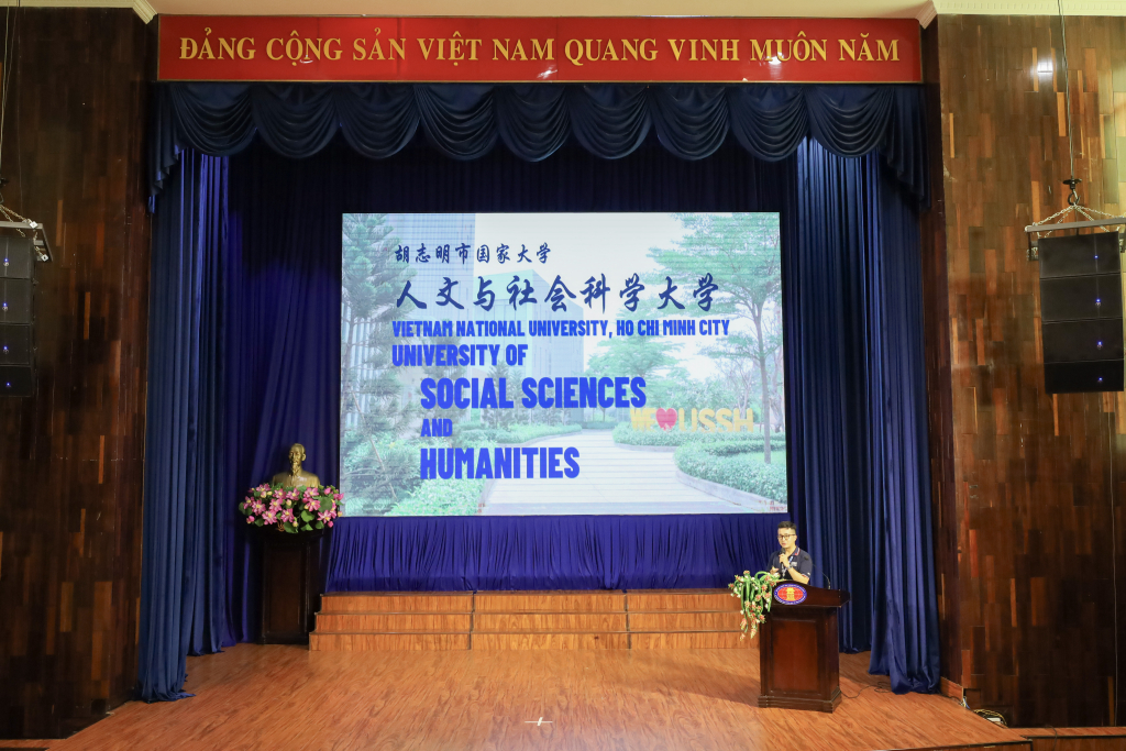 Sinh viên Trần Quang Dũng, Khoa Ngữ văn Trung Quốc, phát biểu giới thiệu về Trường ĐH KHXH&NV, ĐHQG-HCM trong chương trình giao lưu - Ảnh: QUỲNH NHƯ