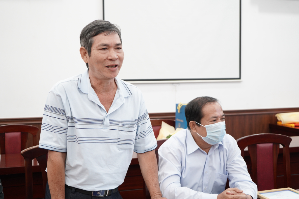 Ông Lê Minh Phương - Nhân viên Phòng Quản trị thiết bị xúc động kể lại quá trình thay đổi và phát triển về cơ sở vật chất của Nhà trường - Ảnh: Mỹ Tuyết 
