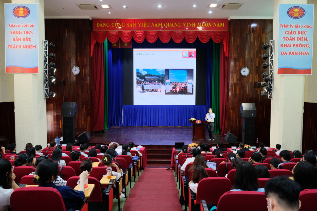 Hội thảo được tổ chức tại Hội trường Văn Khoa, cơ sở Đinh Tiên Hoàng - Ảnh: Huyền Linh