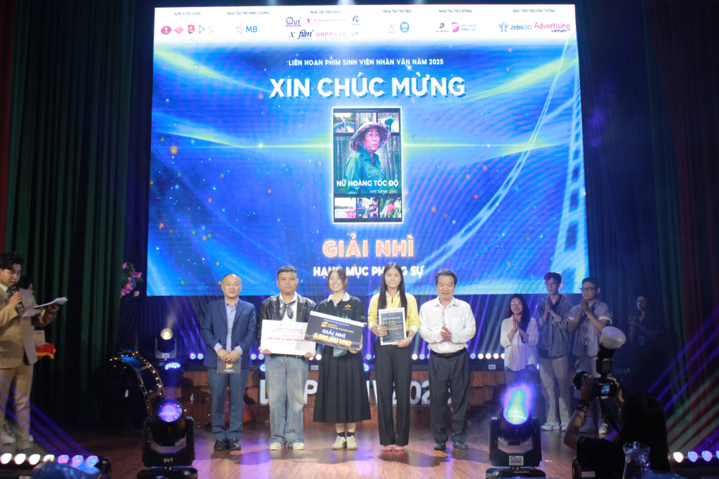 Đại diện đoàn phim Decor Plus nhận giải Nhì hạng mục Phóng sự truyền hình - Ảnh: QUỲNH NHƯ