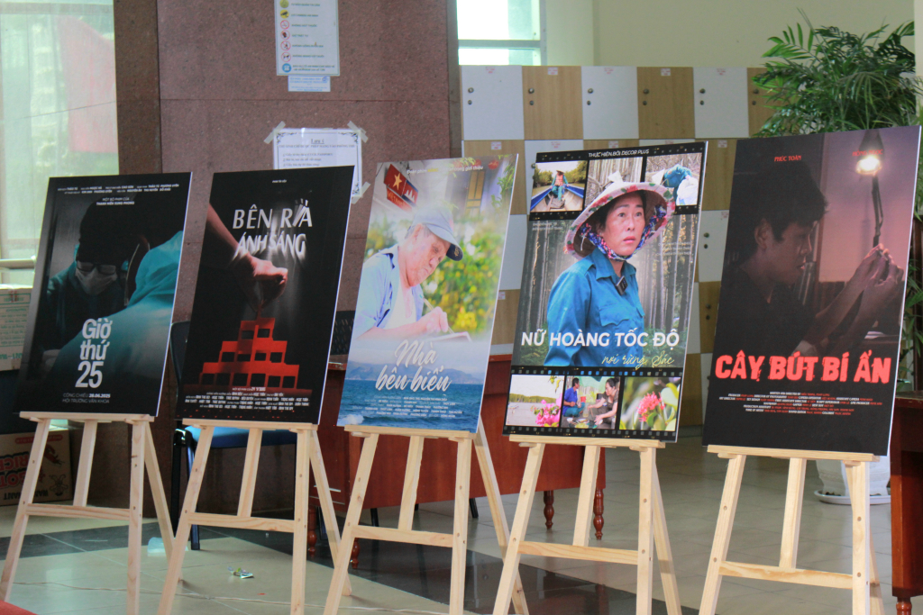 Không gian trưng bày poster của 19 tác phẩm xuất sắc nhất mùa Liên hoan phim năm nay - Ảnh: QUỲNH NHƯ