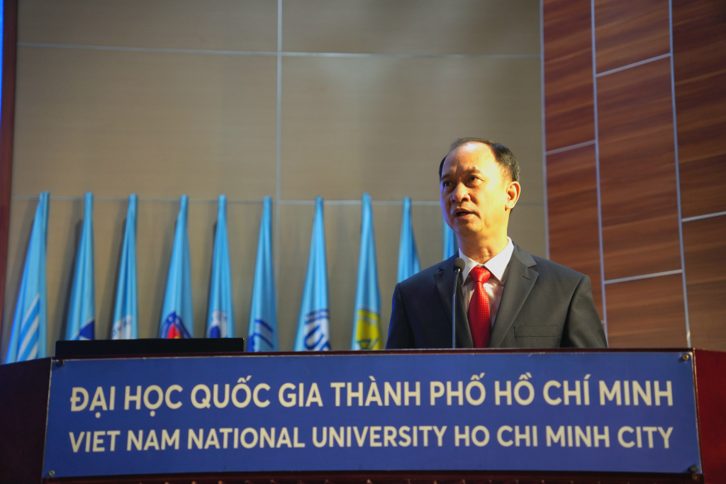 PGS.TS Trần Cao Vinh khẳng định, mỗi danh hiệu là một câu chuyện của sự bền bỉ và niềm tin vào bản thân và tri thức - Ảnh: THANH HẢI