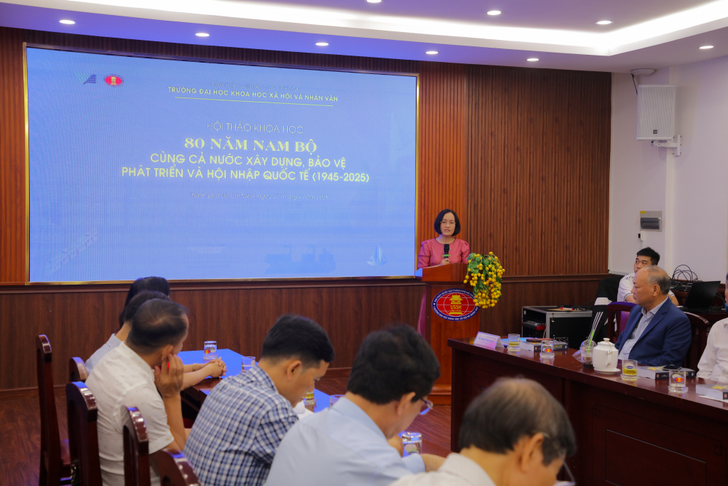 TS. Nguyễn Thị Phương trình bày sơ lược nội dung các tham luận được trình bày tại hội thảo - Ảnh: LÝ NGUYÊN