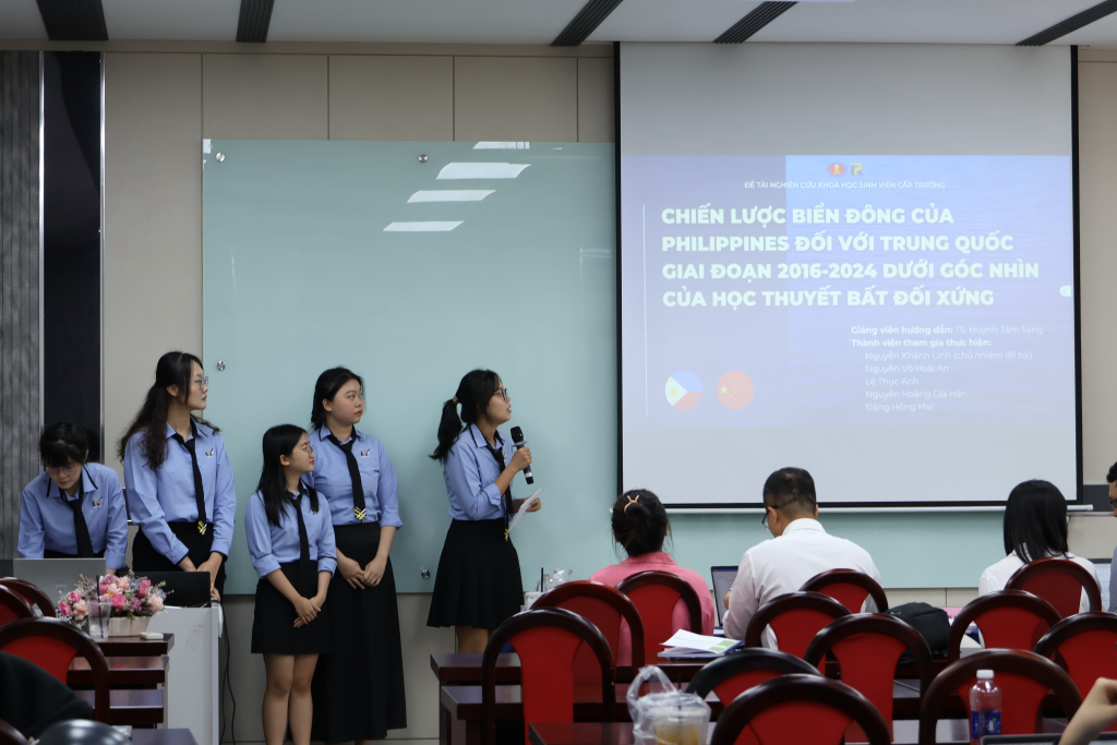Nhóm sinh viên Khoa Quan hệ Quốc tế trình bày về đề tài: “Chiến lược Biển Đông của Philippines đối với Trung Quốc giai đoạn 2016-2024 dưới góc nhìn của Học thuyết Bất đối xứng” - Ảnh: NHẬT VY