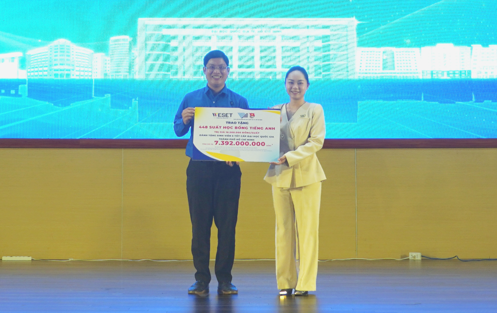 Mỗi suất học bổng trị giá 16.500.000 đồng - Ảnh: THANH HẢI