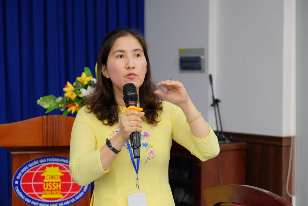 TS. Ngô Thị Thu Trang trình bày báo cáo đề dẫn “Khoa học Địa lý: Cách tiếp cận, quan điểm và hướng đi mới trong quy hoạch và tổ chức lãnh thổ” - Ảnh: Huyền Linh