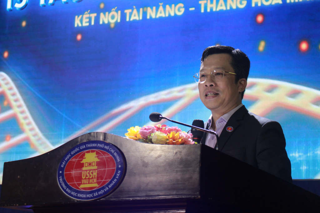Phát biểu khai mạc, TS. Lê Hoàng Dũng ghi nhận những nỗ lực của các bạn sinh viên trong việc lan tỏa những giá trị của cuộc sống qua tác phẩm của mình - Ảnh: QUỲNH NHƯ