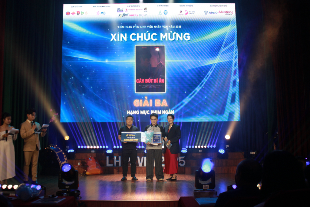Đại diện đoàn phim Bún bò không hành nhận giải Ba hạng mục Phim ngắn - Ảnh: QUỲNH NHƯ