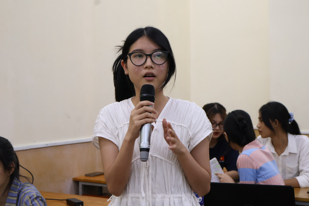 Sinh viên có đề tài nghiên cứu khoa học trọng điểm đặt câu hỏi tại phần thảo luận - Ảnh: QUỲNH NHƯ