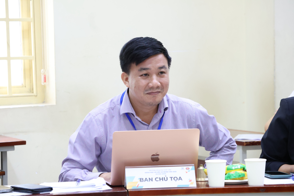 Hội đồng Ban giám khảo tại các tiểu ban - Ảnh: THÚY QUỲNH