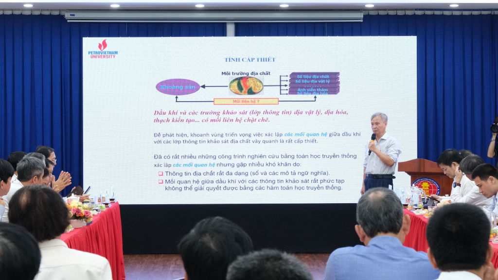 PGS.TS Doãn Ngọc San trình bày mối liên hệ giữa môi trường địa chất với khoáng sản và các số liệu nghiên cứu - Ảnh: Nhật Ánh 