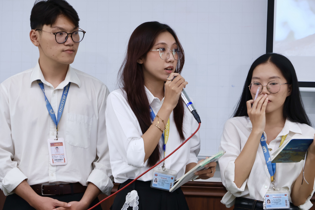 Sinh viên trả lời câu hỏi phản biện từ hội đồng giám khảo - Ảnh: NHẬT VY