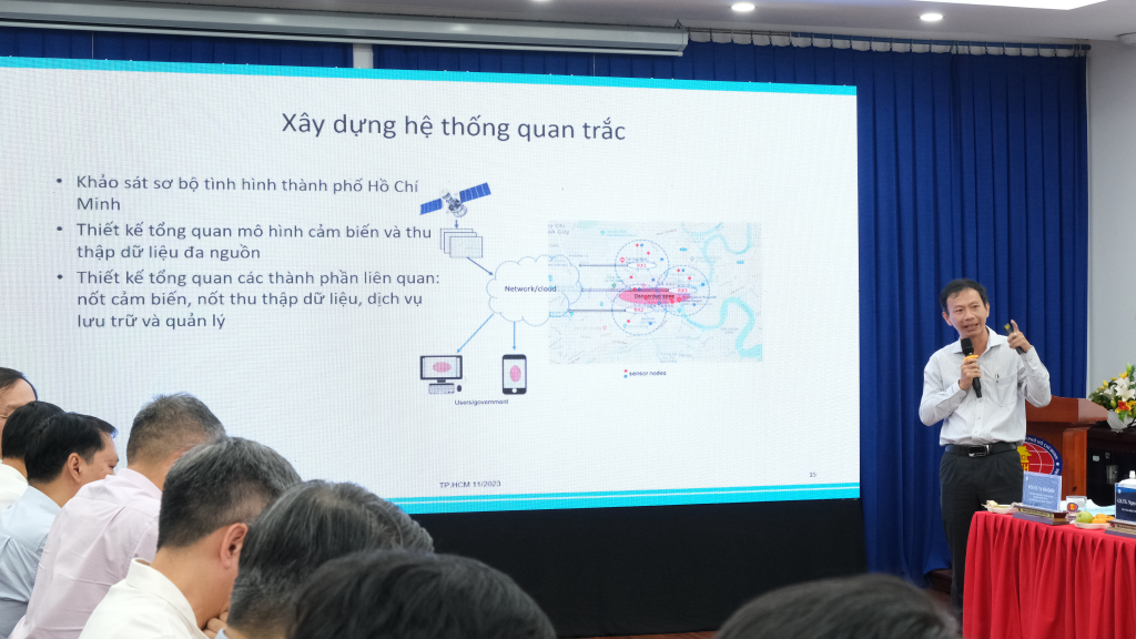 PGS.TS Phạm Trần Vũ chia sẻ về Hệ thống giám sát và dự báo, cảnh báo chất lượng không khí trên cơ sở thu thập, tích hợp dữ liệu đa nguồn, thí điểm cho một đô thị lớn - Ảnh: Nhật Ánh 