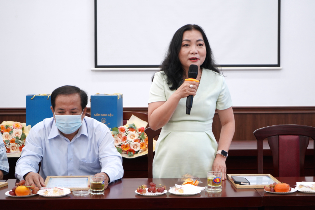 TS. Huỳnh Thị Hồng Hạnh - Nguyên Trưởng khoa Ngôn ngữ học bồi hồi chia sẻ về hành trình đồng hành cùng Nhà trường - Ảnh: Mỹ Tuyết 