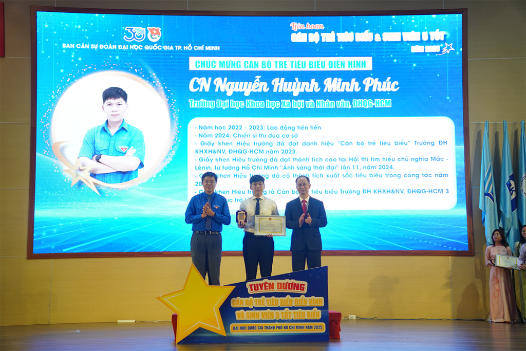 CN. Nguyễn Huỳnh Minh Phúc, Bí thư Đoàn Thanh niên Cộng sản Hồ Chí Minh, Trường ĐH KHXH&NV, ĐHQG-HCM, đạt danh hiệu CBTTB 3 lần liên tục và CBTTB điển hình - Ảnh: THANH HẢI