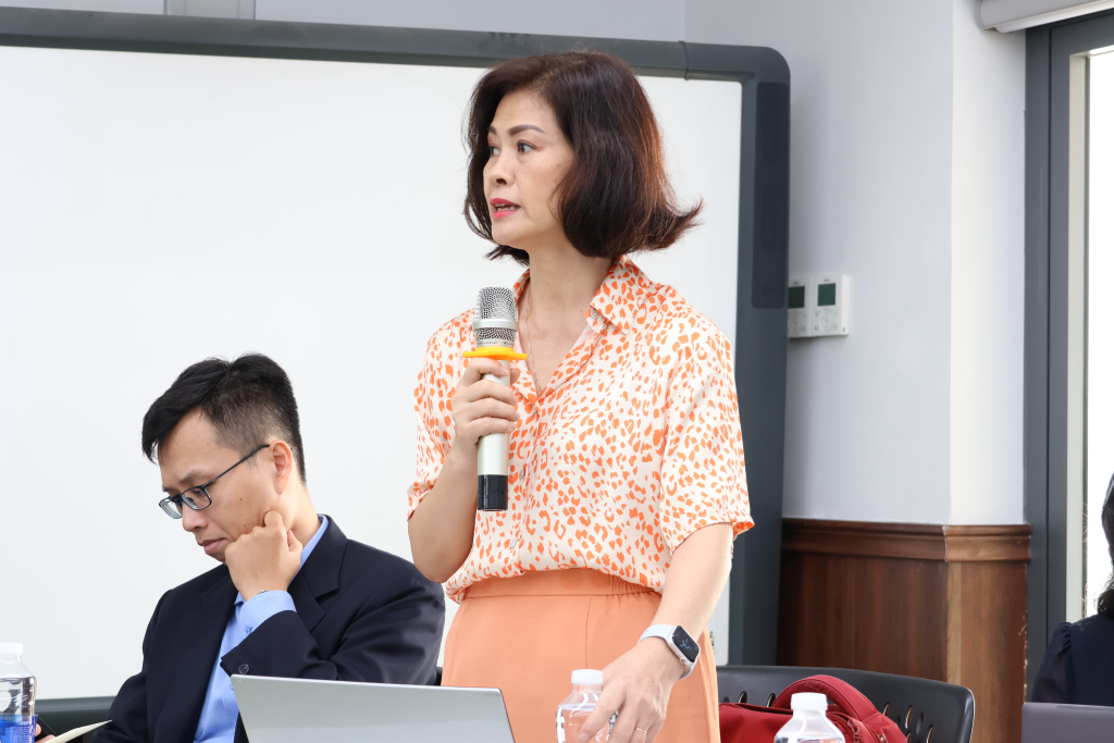 Hội đồng giám khảo Khoa Du lịch nhận xét ưu điểm và nhược điểm của sinh viên trong bài nghiên cứu khoa học - Ảnh: NHẬT VY