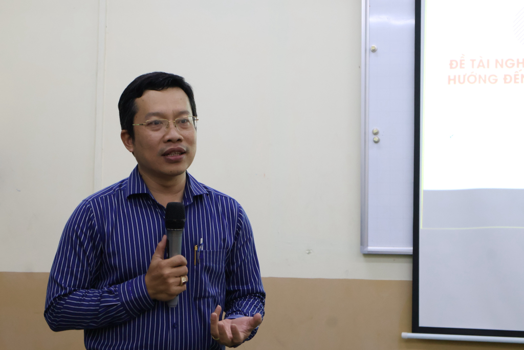 TS. Lê Hoàng Dũng động viên tinh thần của thầy cô và sinh viên trong việc hoàn thiện các đề tài nghiên cứu khoa học trọng điểm - Ảnh: QUỲNH NHƯ