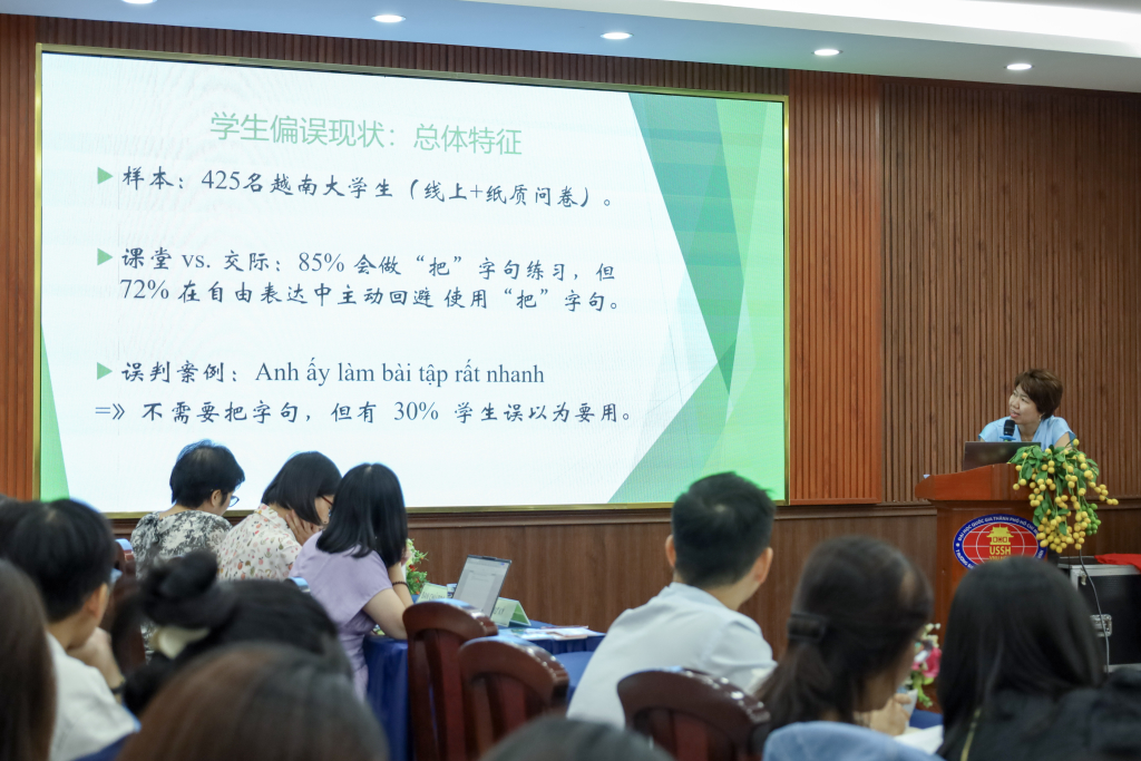 ThS. Nguyễn Thị Thu Hằng đại diện nhóm nghiên cứu trình bày tham luận tại hội thảo - Ảnh: QUỲNH NHƯ