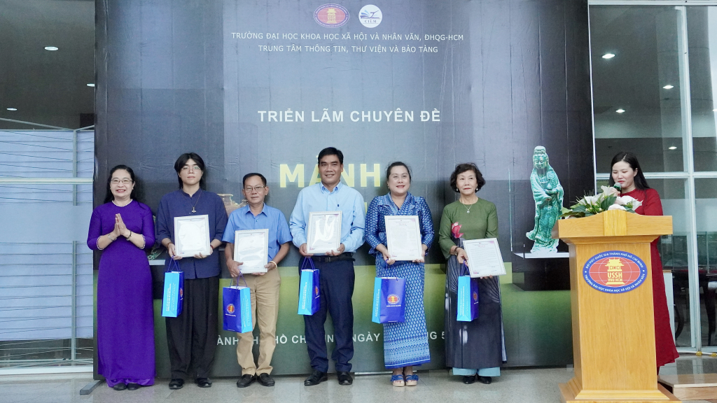 PGS.TS Lê Thị Ngọc Điệp trao thư cảm ơn và quà tri ân cho các nhà sưu tập đã hiến tặng hiện vật cho Nhà trường - Ảnh: ĐĂNG KHÔI