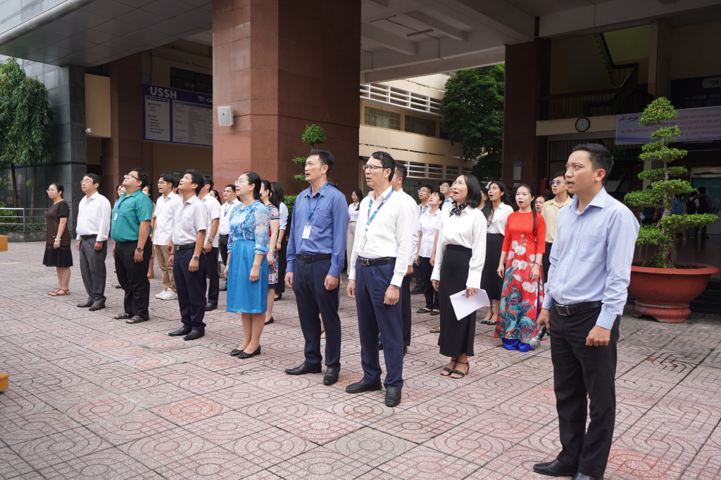 Tập thể viên chức, người lao động trong Nhà trường thực hiện nghi lễ chào cờ - Ảnh: Phạm Trí