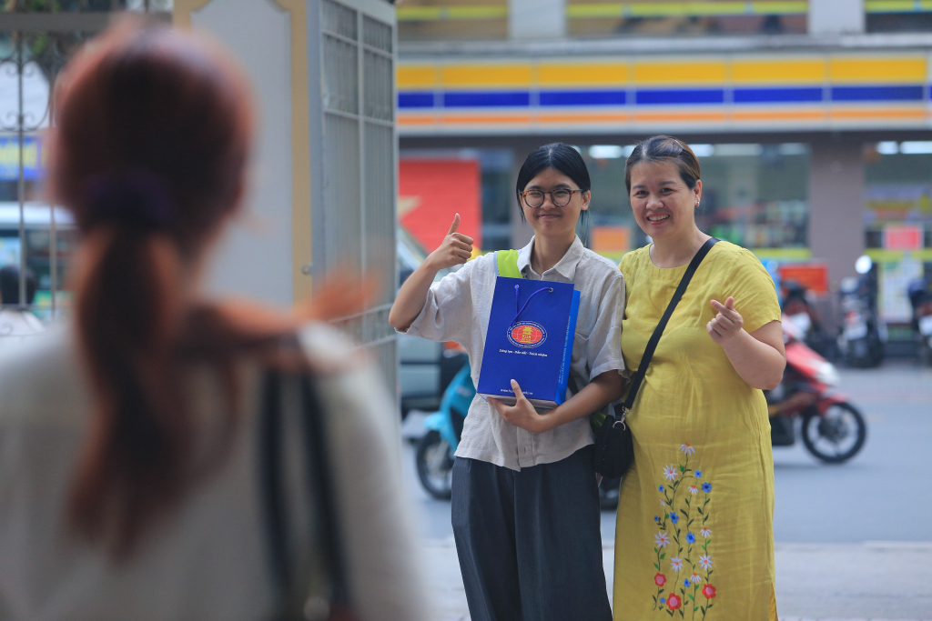 Tân sinh viên cùng phụ huynh đến trường làm thủ tục nhập học - Ảnh: CLB Truyền thông Info Plus