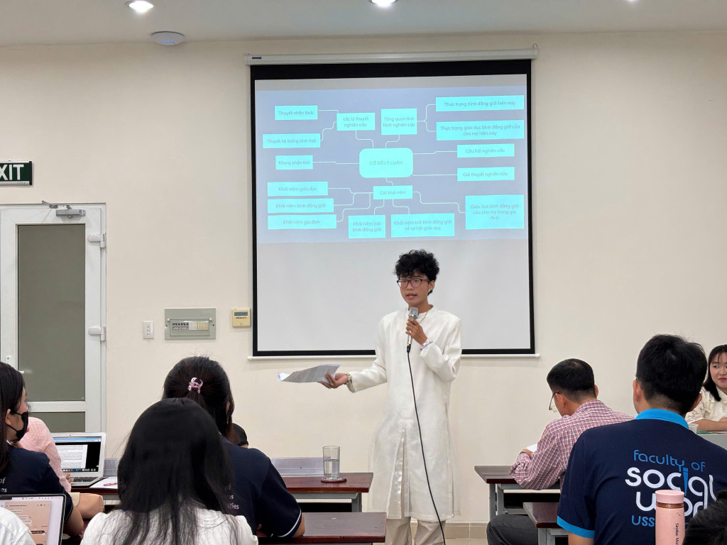 Sinh viên Khoa Công tác xã hội trình bày đề tài nghiên cứu trong buổi hội nghị - Ảnh: KHOA CÔNG TÁC XÃ HỘI - TRƯỜNG ĐẠI HỌC KHOA HỌC XÃ HỘI VÀ NHÂN VĂN TP